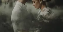 Adinia Wirasti menggelar pernikahan dengan sang kekasih. Berbalut kebaya putih rancangan Rama Dauhan, nuansa Jawa membuat tampilan keduanya begitu intim. [Foto: Instagram/ Adinia Wirasti].