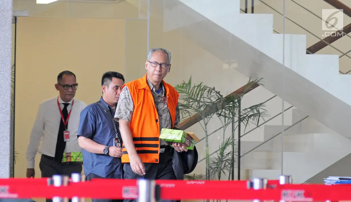 Dokter Bimanesh Sutarjo usai menjalani pemeriksaan di Gedung KPK , Jakarta, Rabu (31/1). Bimanesh maupun Fredrich Yunadi diduga memanipulasi data rekam medis Setya Novanto untuk menghindari panggilan penyidik KPK. (Liputan6.com/Herman Zakharia)