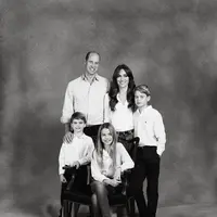 Foto keluarga Kate Middleton dan Pangeran William untuk kartu Natal 2024. (dok. Instagram @princeandprincessofwales/https://www.instagram.com/p/C0pf0IXNv15/Dinny Mutiah)