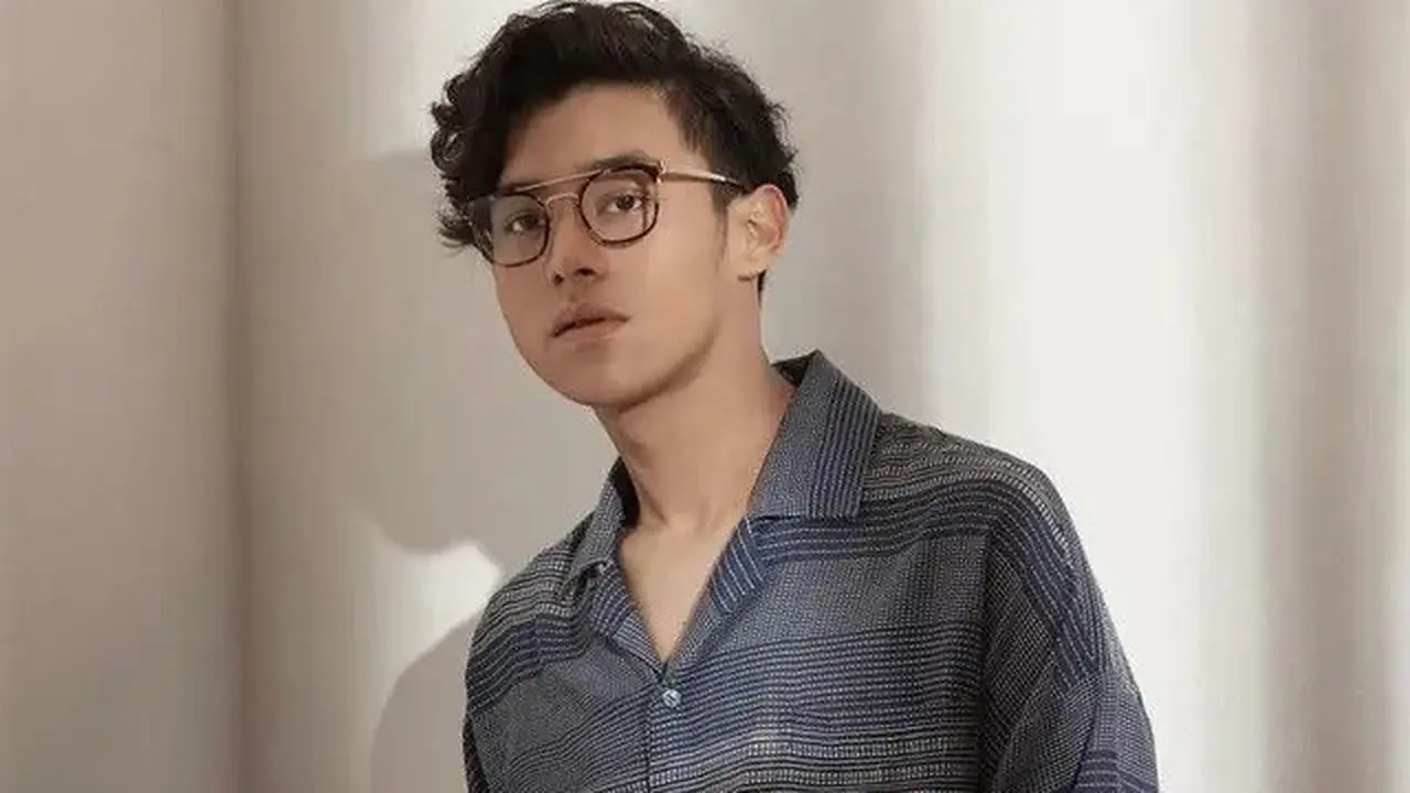 9 Inspirasi Gaya Vintage Modern ala Ardhito Pramono yang Bisa Jadi Inspirasi untuk Pria