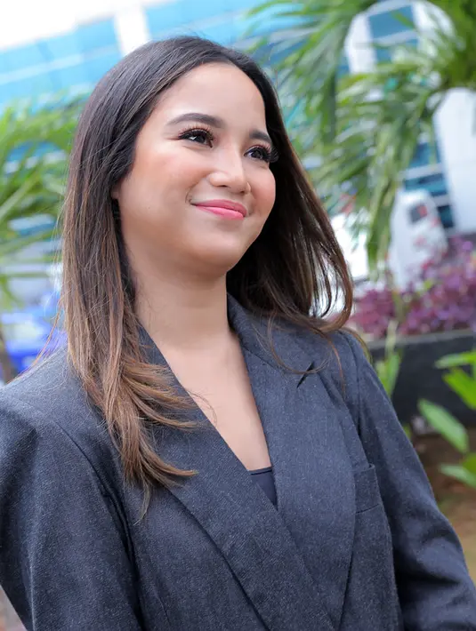 Namun sayang, saat semuanya sedang asik berfoto terlihat wajah Karenina yang tidak ikut bergabung. Saat Karenina ikut bergabung, Chacha memilih pergi dari kerumunan. (Deki Prayoga/Bintang.com)