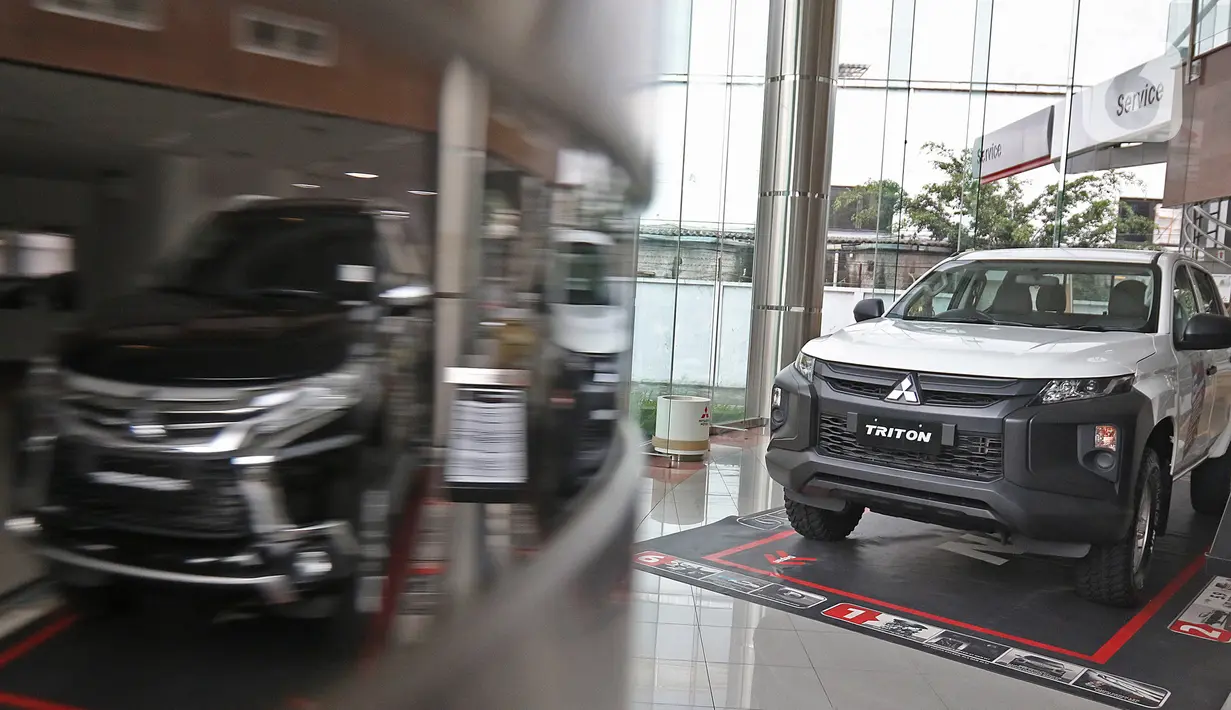 Sejumlah unit mobil baru berada di salah satu showroom penjualan Mitsubishi kawasan Mampang, Jakarta, Senin (19/10/2020). Menkeu, Sri Mulyani, telah menegaskan menolak usulan yang dilayangkan Kementerian Perindustrian terkait pajak 0 persen untuk pembelian mobil baru. (Liputan6.com/Herman Zakharia)