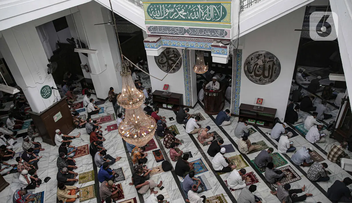 Warga saat mendengarkan ceramah Salat Jumat di Masjid Cut Meutia, Jakarta, Jumat (11/3/2022). Selain itu, MUI juga berkaca kebijakan pemerintah yang tak lagi menerapkan jaga jarak di tempat umum. (Liputan6.com/Faizal Fanani)