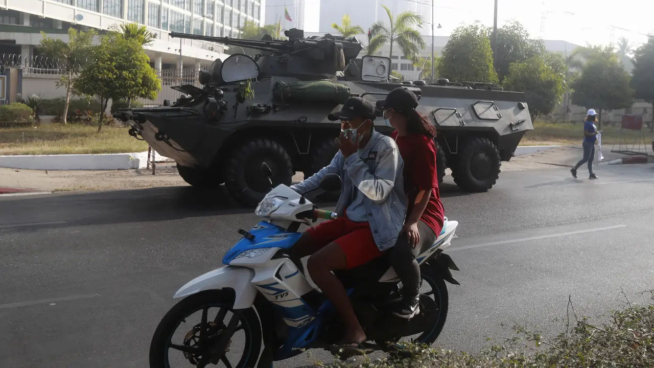 Militer Kerahkan Kendaraan Lapis Baja di Kota-Kota Myanmar