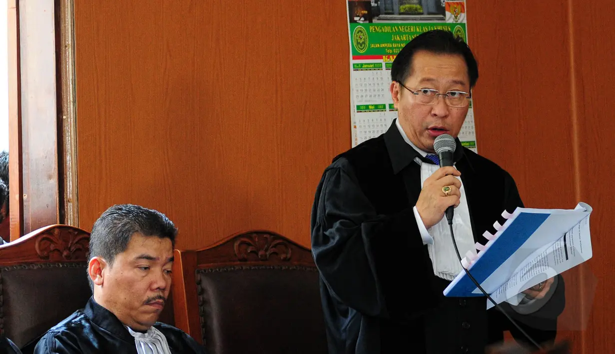 Kuasa hukum Suryadharma Ali, Humphrey Djemat membacakan dokumen sidang lanjutan di PN Jakarta Selatan, Senin (31/3). sidang praperadilan SDA sempat ditunda karena tim hukum KPK tidak menyertakan lampiran asli surat kuasa. (Liputan6.com/Yoppy Renato)
