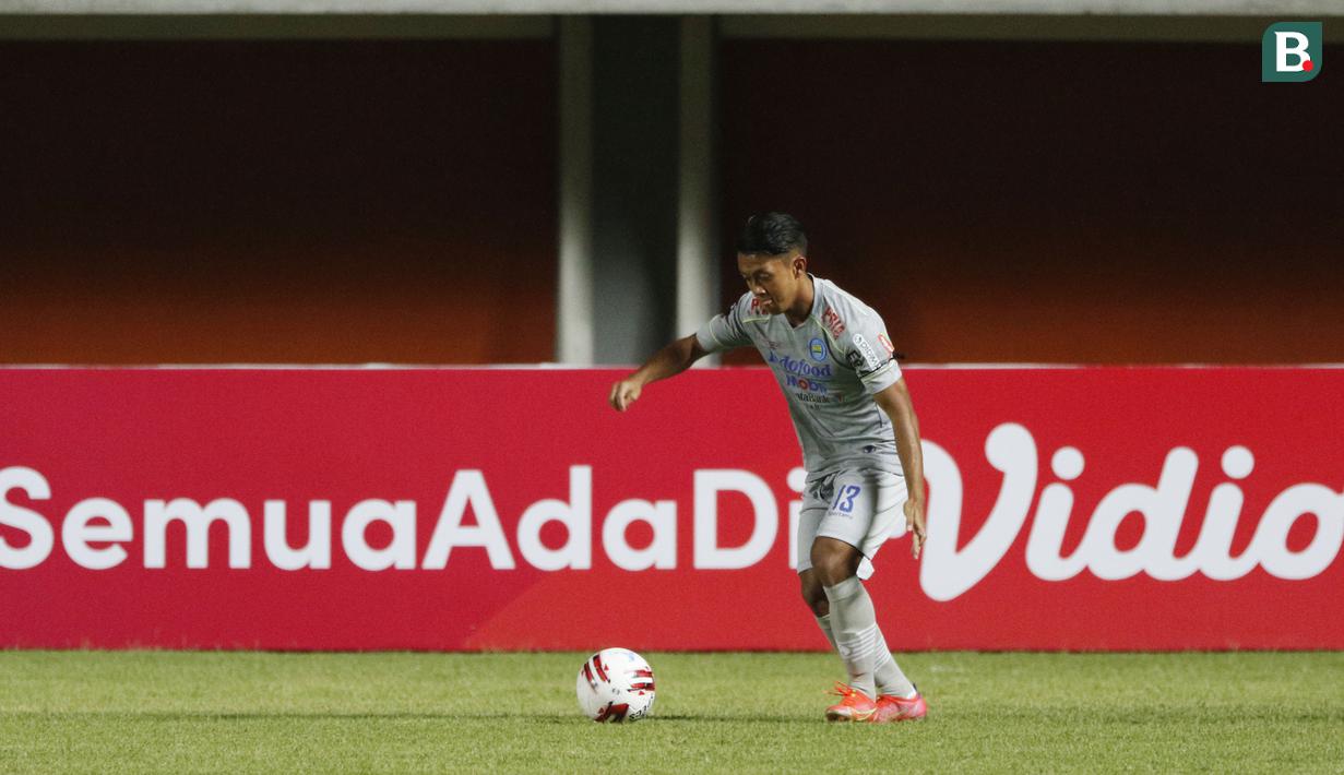 Bahkan pemain yang akrab disapa Bow ini terkadang berani melakukan tendangan jarak jauh ke gawang lawan. Tak hanya itu, dengan kecepatannya, Bow mampu memberikan umpan silang yang berbahaya. (Foto: Bola.com/Ikhwan Yanuar)