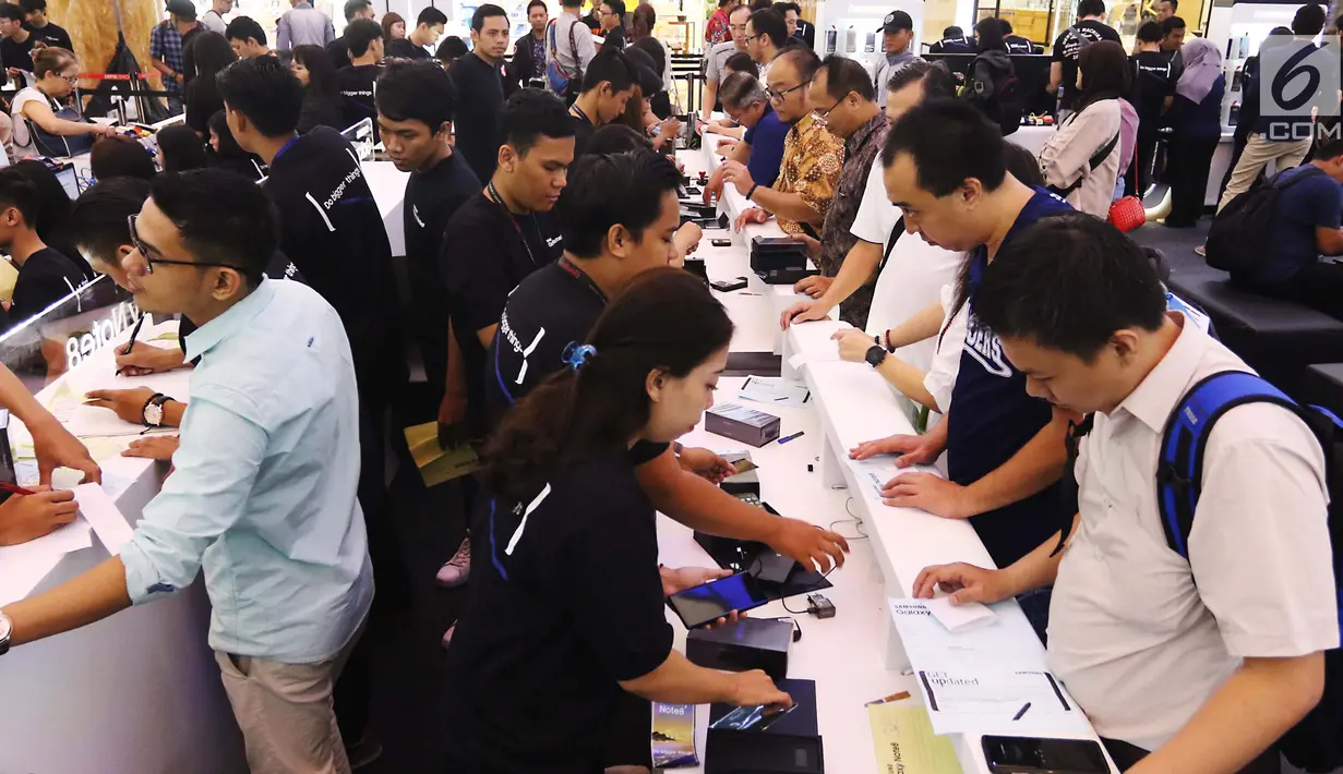 Pengunjung membeli ponsel Android, Samsung Galaxy Note 8 pada penjualan perdana di kawasan Kuningan, Jakarta, Jumat (29/9). Untuk diketahui, Galaxy Note 8 merupakan smartphone flagship jagoan terbaru Samsung. (Liputan6.com/Angga Yuniar)