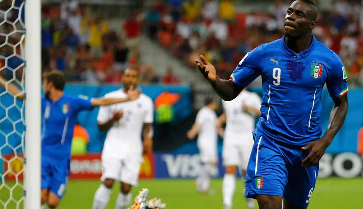 Selebrasi penyerang Timnas Italia, Mario Balotelli, usai menjebol gawang Inggris yang dikawal Joe Hart di babak penyisihan Piala Dunia 2014 Grup D di Amazonia Arena, Manaus, Brasil, (15/6/2014). (REUTERS/Ivan Alvarado)