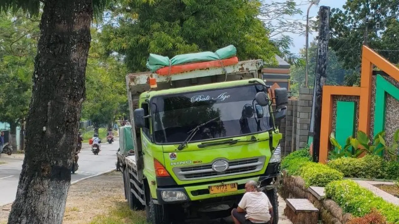 Kecelakaan Beruntun truk tronton menabrak lima pemotor di Blora.