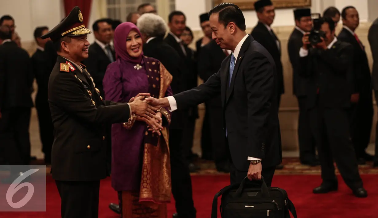 Mendag, Thomas Lembong memberi selamat kepada Kapolri Tito Karnavian usai pelantikan di Istana Negara, Jakarta, Rabu (13/7). Tito dilantik dengan Keputusan Presiden tentang pengangkatan Kapolri Nomor 48/Polri/Tahun 2016. (Liputan6.com/Faizal Fanani)