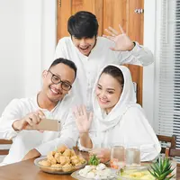 Silaturahmi dengan keluarga./Copyright shutterstock.com/g/KamaraStudio