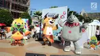 Maskot Asian Games 2018 Bhin-Bhin (kiri), Atung (tengah) dan Kaka (kanan) menyapa masyarakat saat hari bebas kendaraan bermotor di kawasan Bundaran HI, Jakarta, Minggu (1/4). (Liputan6.com/Arya Manggala)