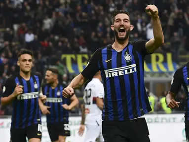 Gelandang Inter Milan, Roberto Gagliardini, merayakan gol yang dicetaknya ke gawang Genoa pada laga Serie A Italia di Stadion San Siro, Milan, Sabtu (3/11). Inter menang 5-0 atas Cagliari. (AFP/Miguel Medina)