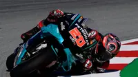 Fabio Quartararo melakukan teknik merebahkan motor elbow down. (LLUIS GENE / AFP)