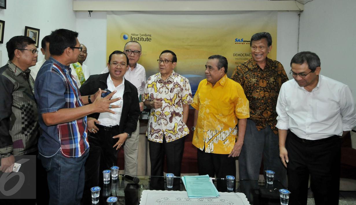 Suasana pertemuan Eksponen Pengurus DPP dan Eksponen Dewan Pertimbangan Partai Golkar dengan Akbar Tandjung, Jakarta, Kamis (7/1/2016). (Liputan6.com/Johan Tallo)