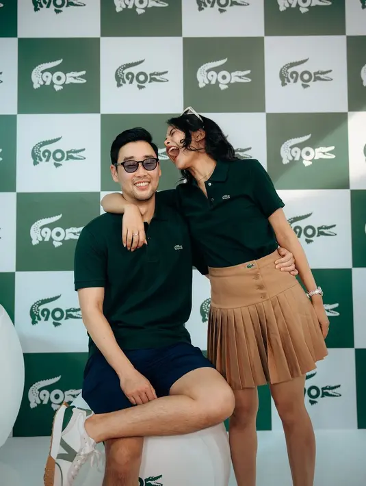 Momen lain memperlihatkan keduanya kompak kenakan kaus polo warna hijau army.  [@maudyayunda/@jessechoi_]