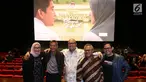 Ketua KPU Arief Budiman (kedua kanan) bersama dengan anggota KPU, Ilham Saputra,Wahyu Setiawan, Evi Novida Ginting Manik dan Viryan berfoto sebelum nobar film perdana, Suara April di Jakarta, Jumat (15/3). (Liputan6.com/Johan Tallo)