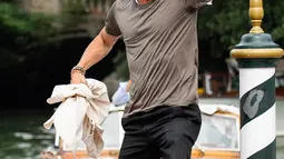 Aktor Brad Pitt saat tiba di Pantai Lido untuk menghadiri Venice Film Festival 2019, Venesia, Italia, Rabu (28/8/2019). Gaya santai Brad Pitt membuat orang-orang terpesona dengan penampilannya. (Photo by Arthur Mola/Invision/AP)