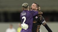 Kiper Fiorentina, David De Gea (kanan) merayakan kemenangan tim bersama rekannya, Dodo pada laga lanjutan Liga Italia 2024/2025 melawan AC Milan di Artemio Franchi Stadium, Florence, Italia, Senin (07/10/2024) dini hari WIB. (AP Photo/LaPresse/Massimo Paolone)