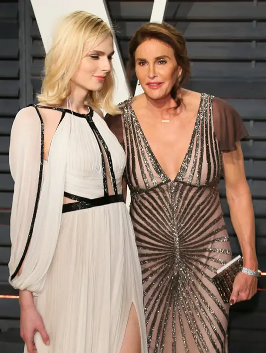 Saat kencan dan menonton film bersama dengan wanita cantik, Caitlyn dikabarkan baru saja menghabiskan waktunya bersama keluarganya, seperti Kylie Jenner, Rob Kardashian, dan yang lainnya. (AFP/Bintang.com)