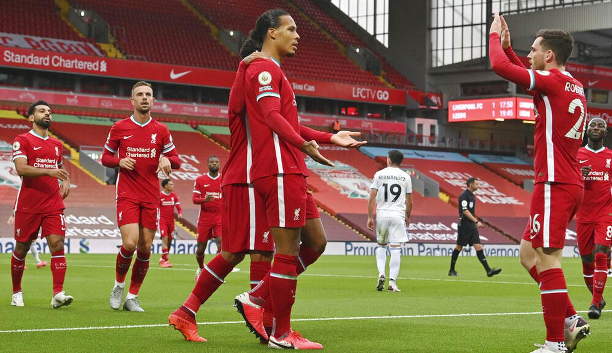 Para pemain Liverpool merayakan gol yang dicetak oleh Virgil van Dijk ke gawang Leeds United pada laga Premier League di Stadion Anfield, Minggu (13/9/2020). Liverpool menang dengan skor 4-3. (Paul Ellis, Pool via AP)