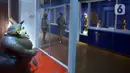 Para pengunjung berjalan di Museum Wayang, Jakarta, Sabtu (13/6/2020). Museum yang berada di kawasan Kota Tua Jakarta tersebut mulai kembali dibuka saat pemberlakukan masa transisi PSBB dengan protokol kesehatan. (merdeka.com/Imam Buhori)
