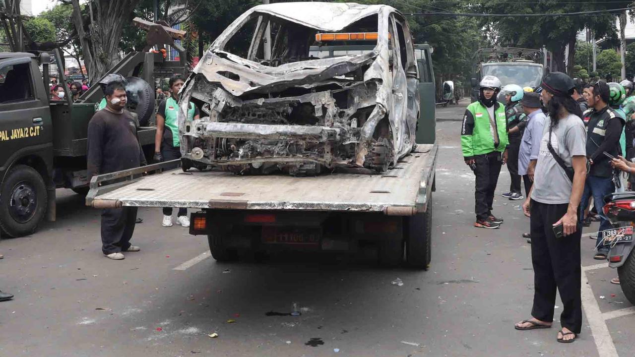 FOTO: Warga Ambil Bangkai Mobil Usai 10 Kendaraan Dibakar di Depan Mako Brimob Kwitang