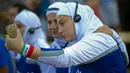 Pesepakbola wanita Iran berselfie sebelum pertandingan melawan Jerman di Discover Football tournament di Berlin, Jerman (31/8). Tampil mengunakan hijab pesepakbola wanita Iran jadi pusat perhatian penonton.(REUTERS/Stefanie Loos)