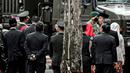 Presiden Joko Widodo atau Jokowi (kanan) saat menyaksikan defile yang menampilkan pasukan tiga matra TNI di depan Istana Merdeka, Jakarta, Rabu (5/10/2022). Kegiatan yang diikuti oleh seluruh kesatuan jajaran TNI ini dalam rangka menyambut HUT ke-77 TNI. (Liputan6.com/Faizal Fanani)