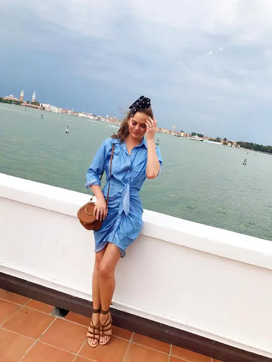 "Pria ini sangat aneh. Ada apa dengannya? Biarkan anakmu bahagia. Ini sangat memalukan," tulis Chrissy Teigen untuk Thomas Markle di Twitter. (instagram/chrissyteigen)