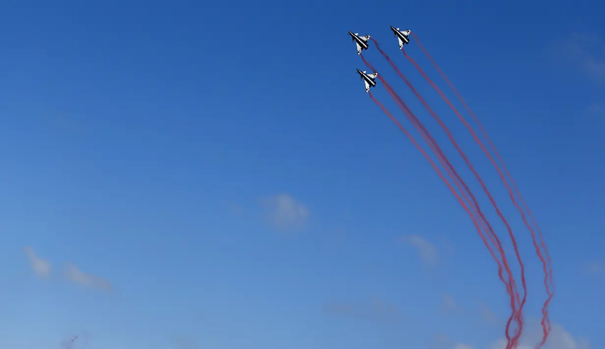 Pesawatb jet tempur Cina J - 10 bermanuver diatas udara di provinsi Nakhon Ratchasima, Thailand, (24/11).  Aksi jet tempur  ini dilakukan oleh The August 1st dari Cina. (REUTERS/Athit Perawongmetha)