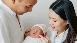 Menuai banyak ucapan selamat dan doa usai resmi menjadi ibu dan ayah. Fendy Chow dan Stella Cornelia belakangan banyak mengunggah momen kebersamaannya dengan buah hati. Apalagi saat menjalani pemotretan new born, sosok Avery yang didandani dengan berbagai kostum terlihat keren. (Liputan6.com/IG/@fendychow)