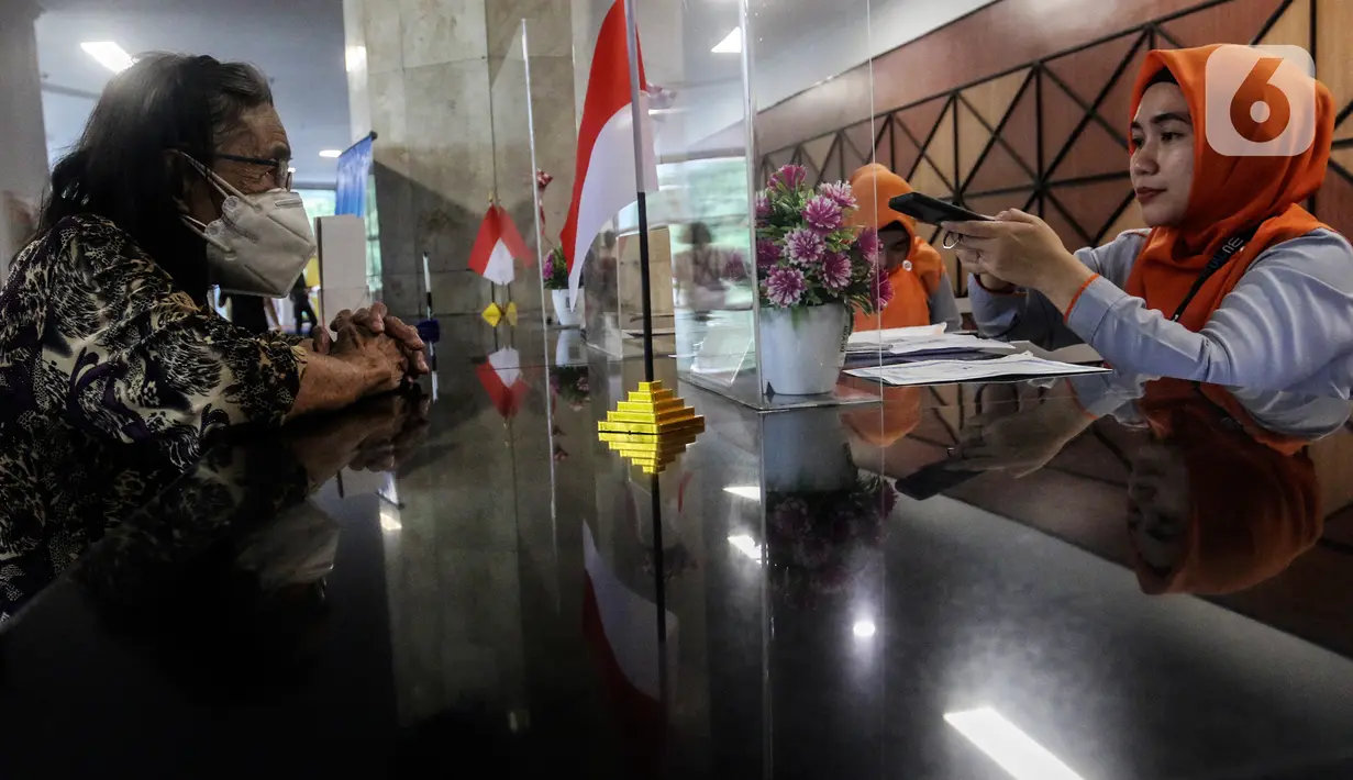 Petugas melayani sejumlah warga penerima bantuan langsung tunai (BLT) yang akan mencairkan uang sebesar Rp600 ribu yterkait kenaikan harga BBM di Kantor Pos Pasar Baru, Jakarta, Rabu (7/9/2022). BLT BBM 2022 diberikan kepada masyarakat yang terdaftar sebagai Keluarga Penerima Manfaat (KPM) dalam DTKS Kemensos. (Liputan6.com/Johan Tallo)
