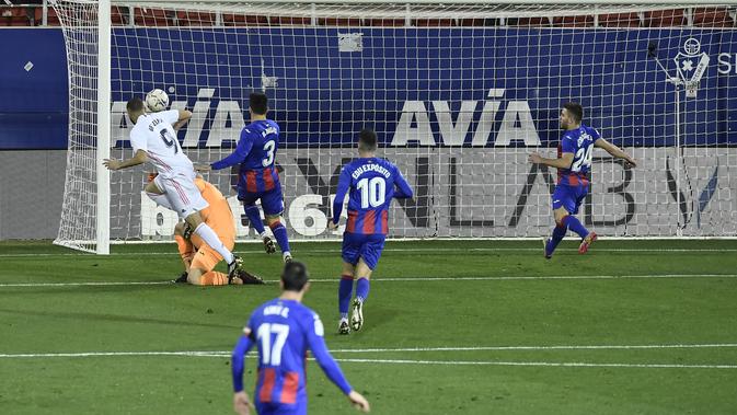 Karim Benzema mencetak gol pada pertandingan Liga Spanyol antara Eibar dan Real Madrid, di stadion Ipurua, di Eibar, Spanyol utara, Minggu, 20 Desember 2020. (Foto AP / Alvaro Barrientos)