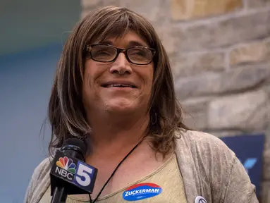 Christine Hallquist, calon gubernur Vermont, Amerika Serikat, dari Partai Demokrat memberikan sambutan di Burlington, Rabu (15/8). Wanita transgender itu mengalahkan tiga kandidat lainnya dalam pemilihan internal partai. (Hillary Swift/Getty Images/AFP)