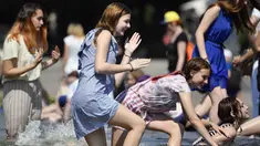 Gadis-gadis Rusia bermain di kolam air mancur di Taman Gorky, Moskow (7/6). Memasuki musim panas, sebagian warga Moskow menghabiskan waktu di taman untuk berjemur atau bermain air di kolam air mancur. (AFP Photo/Alexander Nemenov)
