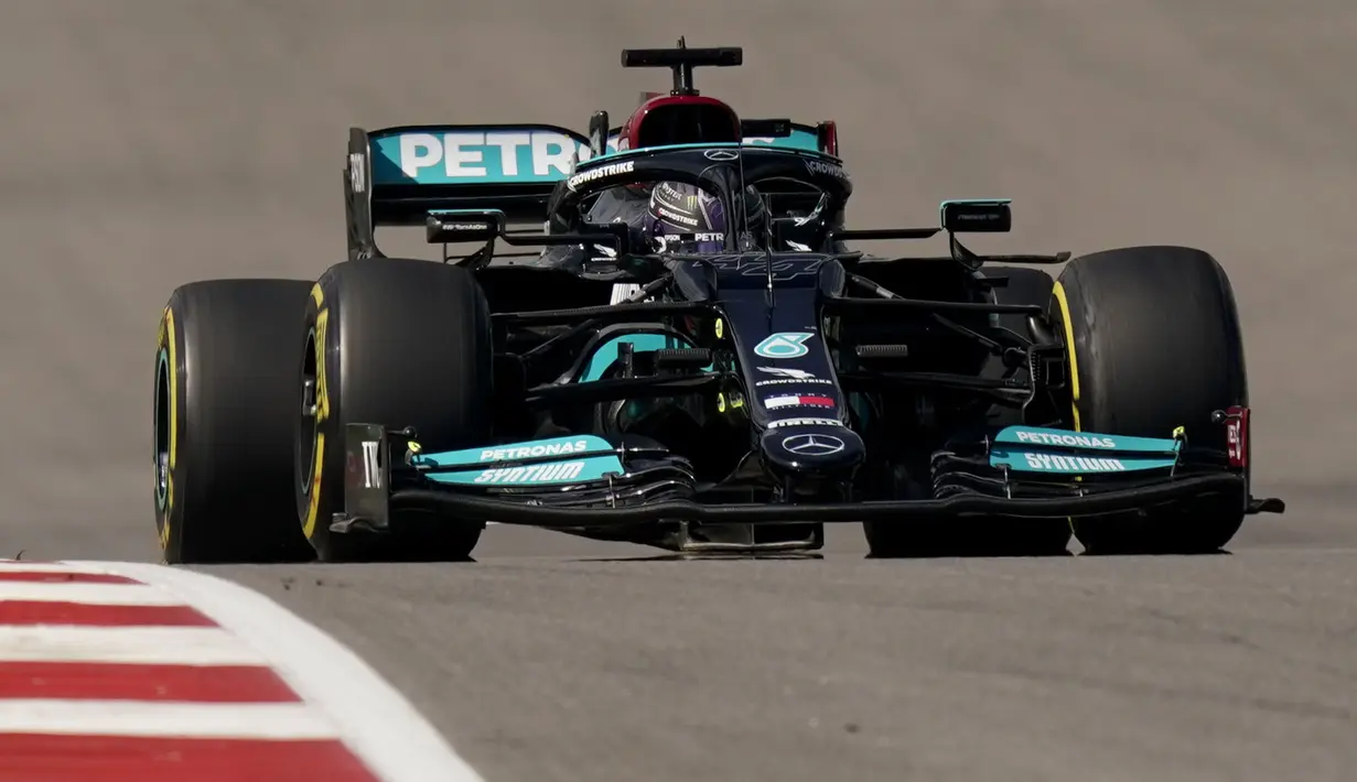 Tim Mercedes berusaha memberi Hamilton keunggulan ban dengan melakukan pit stop pada menit ke-37. Sedangkan, Max telah melakukan pit stop keduanya pada lap ke-29. (AP/Eric Gay)