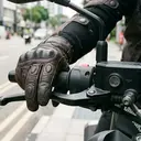 Jangan Biasakan Jari di Tuas Rem Motor, Ini Risiko yang Perlu Diwaspadai