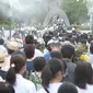 Antrean orang-orang yang ingin berdoa untuk para korban bom atom di Hiroshima Peace Memorial Park, pusat kota Hiroshima, Selasa (5/8/2019). Pemerintah Jepang menggelar peringatan jatuhnya bom atom di Kota Hiroshoma 74 tahun lalu yang menandai berakhirnya Perang Dunia (PD) II. (JIJI PRESS / AFP)