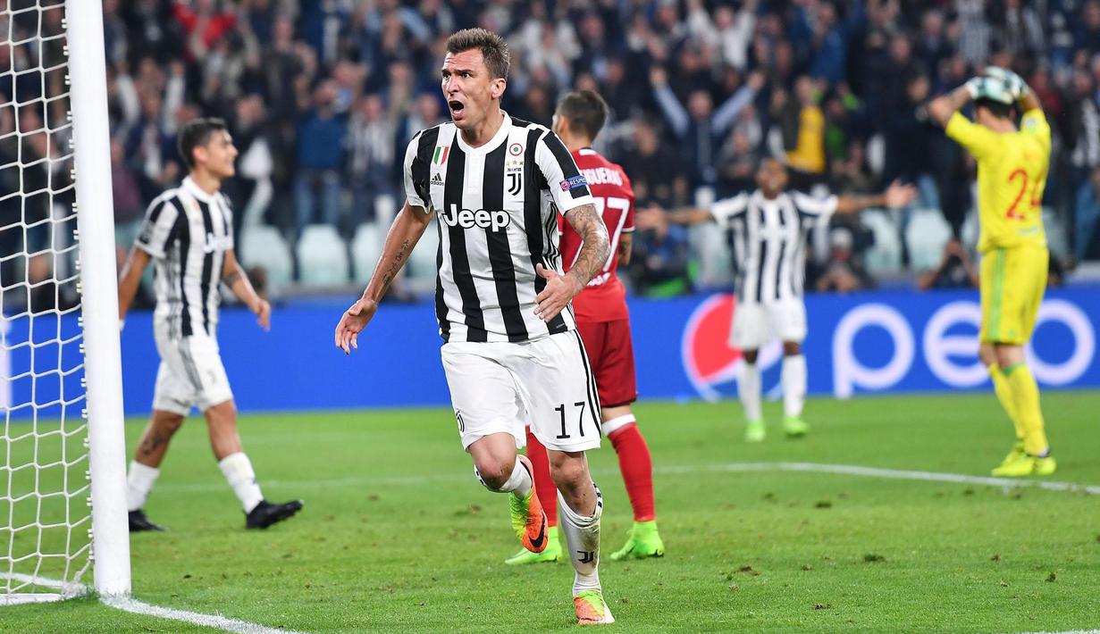Pemain Juventus, Mario Mandzukic merayakan golnya saat melawan Olympiakos pada laga grup D Liga Champions di Allianz stadium, Turin, (27/9/2017). Juventus menang 2-0. (Alessandro Di Marco/ANSA via AP)