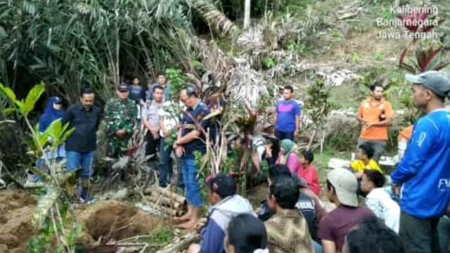 Pembongkaran makam oleh oerang tak dikenal di Desa Asinan, Banjarnegara beredar massif di dunia maya. (Foto: Liputan6.com/Istimewa/Muhamad Ridlo)