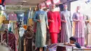 Di Pusat perdagangan terbesar di Asia Tenggara itu, pengunjung yang hendak berbelanja busana muslim, perlengkapan shalat, serta hijab. (Liputan6.com/Angga Yuniar)