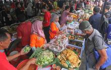 FOTO: Pasar Takjil Benhil Jadi Magnet Warga Berburu Menu Berbuka