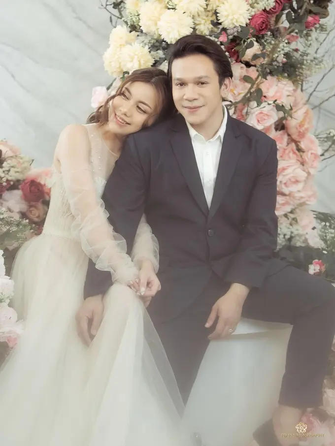 Gaya pemotretan Jordi Onsu dan Frislly Herlind yang makin mesra. (Sumber: Instagram/fdphotography90)