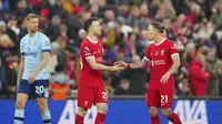 Bek sayap Liverpool, Kostas Tsimikas (kanan) menyelamati Diogo Jota usai mencetak gol ke gawang Brentford, Minggu (12/11/2023). (AP Photo/Jon Super)