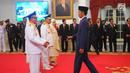 Presiden Joko Widodo (kanan) menghampiri Gubernur dan Wakil Gubernur terpilih Maluku Utara Abdul Gani Kasuba dan Al Yasin saat pelantikan di Istana Negara, Jakarta, Jumat (10/5/2019). Abdul Gani dan Al Yasin merupakan pasangan gubernur-wagub hasil Pilkada Serentak 2018. (Liputan6.com/Angga Yuniar)