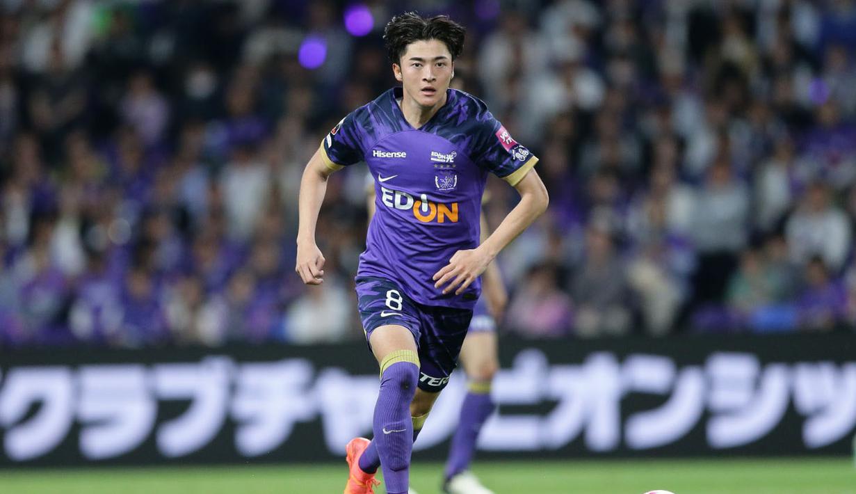 Takumu Kawamura kecil mulai bergabung dengan akademi klub kota kelahirannya, Sanfrecce Hiroshima saat berusia 13 tahun. Belum sempat mencicipi atmosfer tim utama, ia memutuskan untuk mencari menit bermain di klub lain terlebih dahulu. (J.LEAGUE)