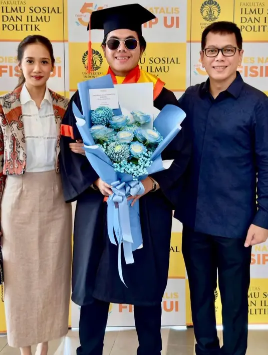 Penampilan Gista juga tak luput dari sorotan di momen wisuda Salva. Ibu satu anak ini terlihat menawan mengenakan cropped blazer motif etnik yang dipadukan kemeja putih dan pencil skirt warna beige. [@wishnutama/@winatalia]