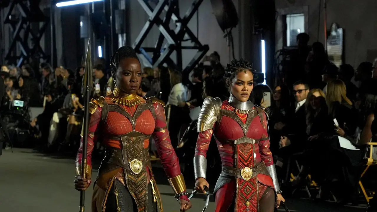 Teyana Taylor & Danai Gurira Tampil Totalitas Pakai Kostum Black Panther ke Runway Vogue World 2025