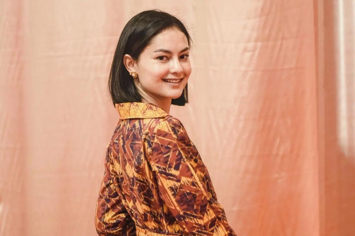 8 Gaya Clara Bernadeth Penuh Pesona Kenakan Kebaya dan Kain Nusantara